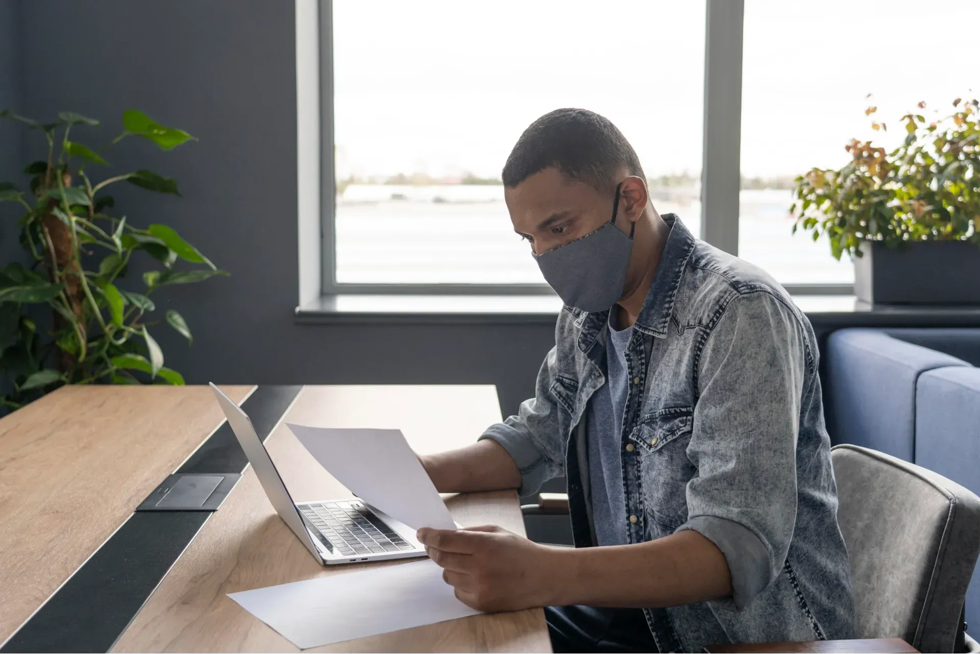 man_with_medical_mask_working.webp