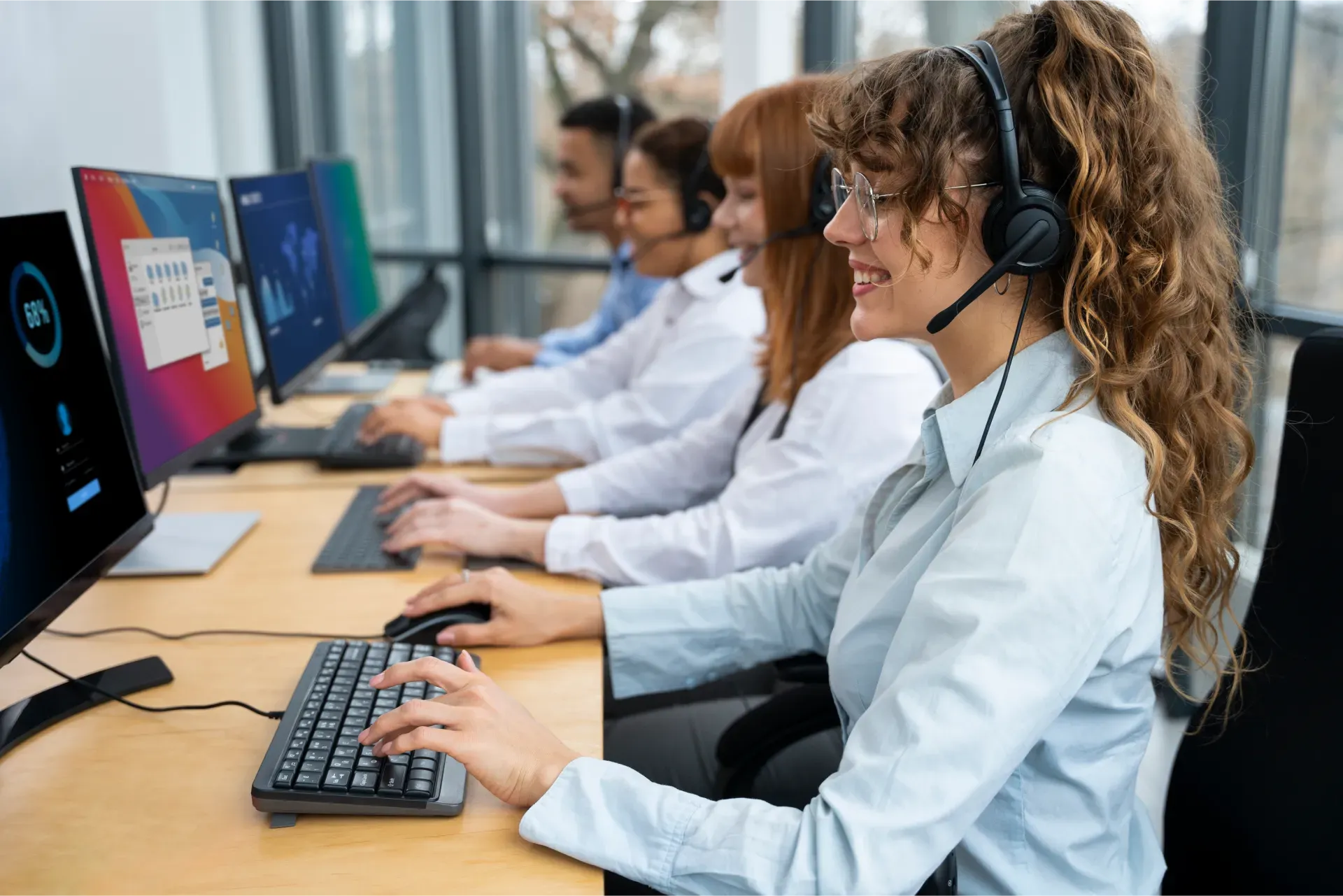 people_working_call_center.webp